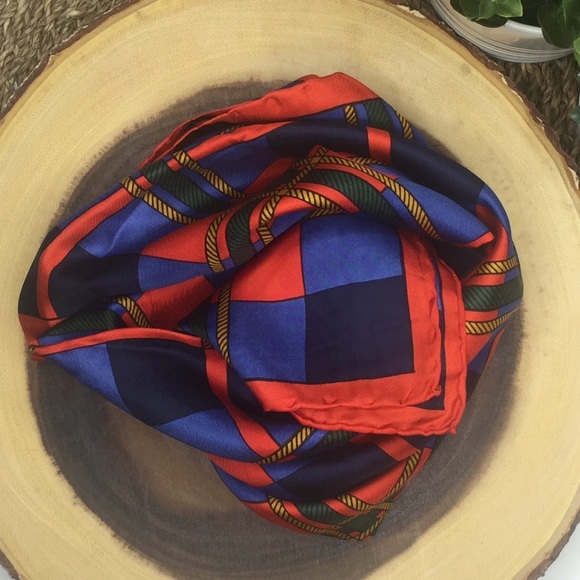 👛 Silky square Scarf in vibrant red & blue color - Picture 6 of 6